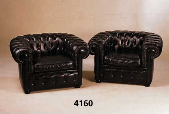 2 Chesterfield Ledersessel, 60er Jahre, nach englischem Vorbild, mit Altersspuren, schwarzes Leder, dekorativ, ca. 71x103x89 cm, Sh. ca. 44 cm, ...