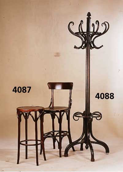 2 Barhocker, Bugholz, wohl Thonet, einmal mit Lehne, H. ca. 105 bzw. 75 cm