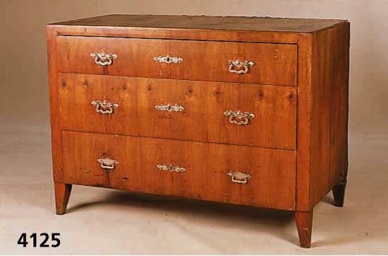 Kommode, deutsch, Pfalz, um 1810/20, Korpus Weichholz, Wurzelnußfurnier gespiegelt, durch- laufendes Furnier, BeschlÄge sekundÄr, unres- ...
