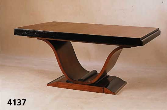 Konferenztisch, Frankreich, 30er Jahre Art-Deko, Palisander gespiegelt furniert, z.T geschwÄrtzt, seitlich ausziehbar, EinlegebÖden fehlen, ...