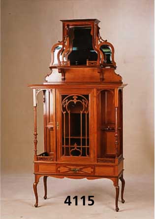Vitrine, Norddeutsch, um 1900, Mahagoni, reich gedrechselt und geschnitzt, z.T. vergla- st bzw. spiegelverglast, RÄnder geschliffen, ca. 187x94x40 ...