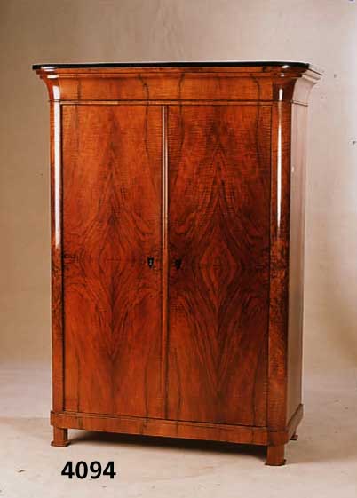 Biedermeierschrank, Pfalz, um 1840, Korpus Weichholz, Wurzelnußfurnier umlaufend gespie- gelt, original Schloß und BeschlÄge, restau- riert, ...