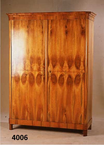 Biedermeierschrank, Pfalz, zwischen 1830/45, Korpus Weichholz und Nußbaum, beste Verarbei- tung, Wurzelnußfurnier, TÜr 20-fach gespiegelt , ...