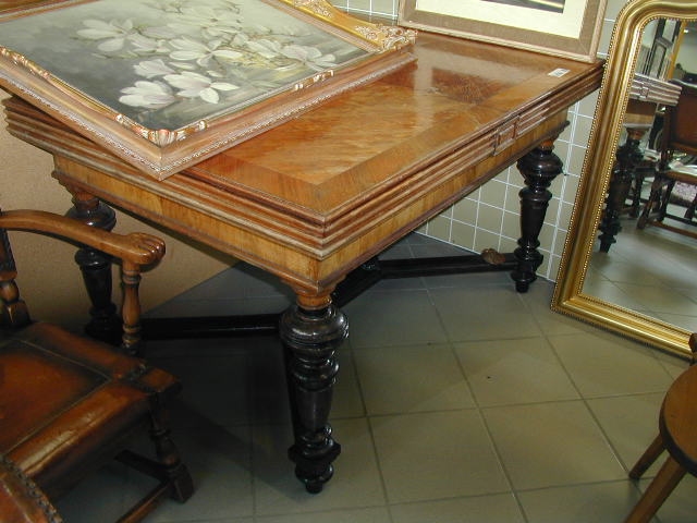 Tisch, deutsch, 1880/90, doppelt ausziehbar, Buche und Nußbaumfurnier, starke Gebrauchs- spuren