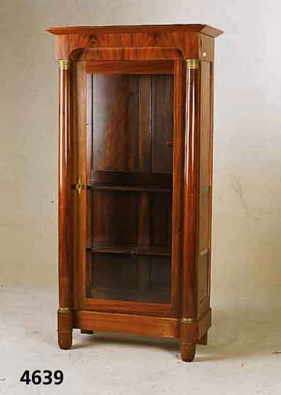 Vitrine, um 1880/90, Korpus Weichholz, frei- stehende SÄulen, Glasscheibe li. gebrochen,