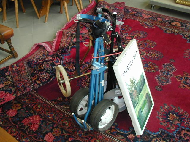 Konvolut, 3x Golf-Trolleys, 1x Practice Mat