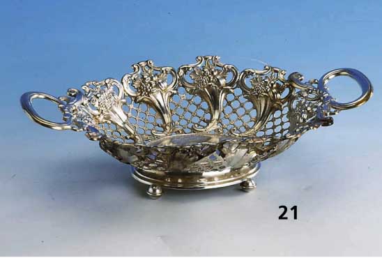 Anbietschale, deutsch um 1860, 13-lÖtig, aufwend. Durchbrucharbeit, floraler Dekor, z.T. punziert, LÖtstelle, L ca. 30 cm