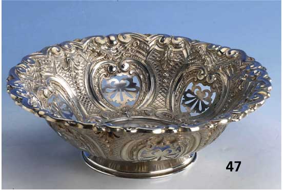 Anbietschale, wohl deutsch um 1860, Durchbrucharbdeit, Standring, Durchm. ca. 24 cm, l. verbeult