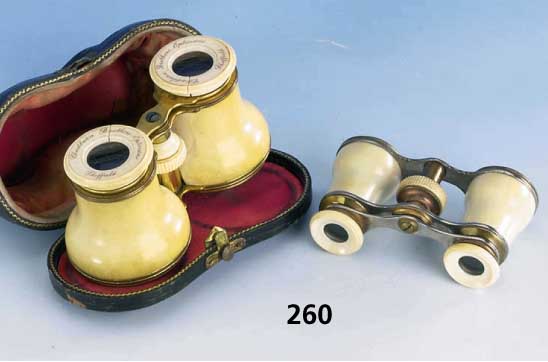 Konvolut 2 TheaterglÄser, Elfenbein, 1 x England, um 1890/1910, bis 30 m, entspie- gelt, Orig.-Leder-Etui, Gebr.-sp.; 1 x deutsch um 1910/20, ...