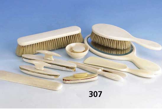 13-teilig Toilettenset, Elfenbein und Naturbosten, England um 1900, bestehend aus: 1 HaarbÜrste, 2 KleiderbÜrsten, 3 Nagelpolierer, 1 ...