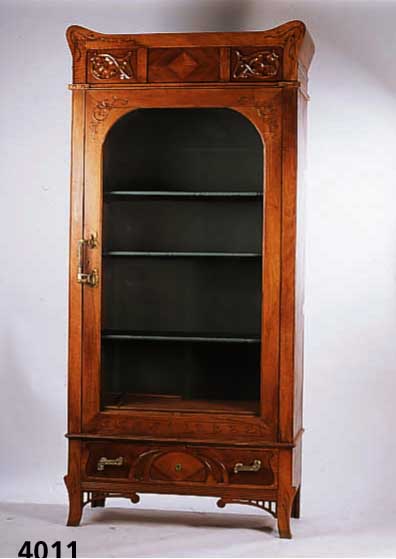 WÄscheschrank deutsch, um 1902/06 Korpus We ichholz, Wurzelnußfurniert, z.T. gespiegelt, F lachscnitzereien abstrakt floral, original Gla s und ...