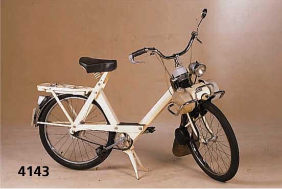 Velo Solex, 3800 Spezial, Frankreich, Bj 1969 Antrieb Über Reibrolle auf Vorderrad, origina l weiß (selten gelackt), Edelstahlschutzbleche , ...