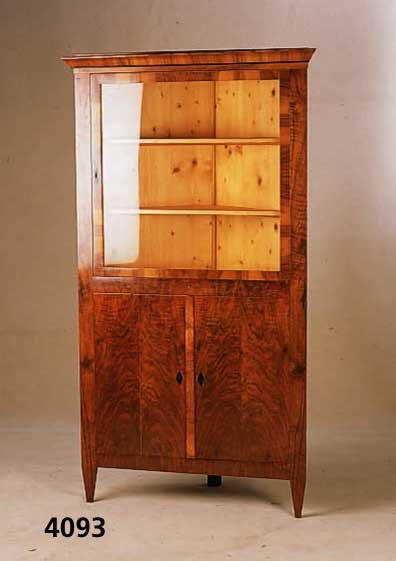 Eckvitrine, deutsch,um 1900, z.T. aus alten Teilen gefertigt, ca. 164x91x38 Schenkeltiefe ca. 57 cm