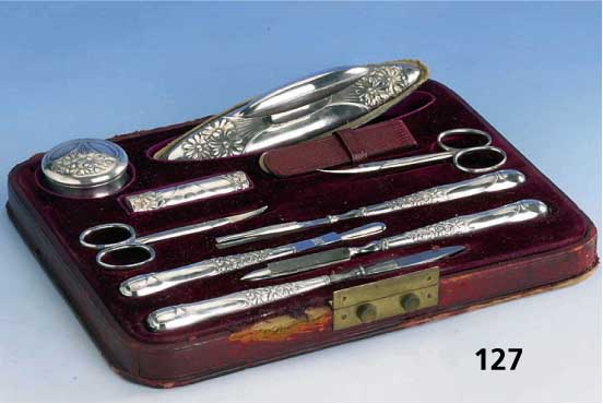 Nagelnecessaire, deutsch um 1900, reiner Jugendstil, 935er Silber, im Orig.- Etui (besch.), best. aus 10 Teilen (u.a. Scheren, Feilen, DÖschen, ...