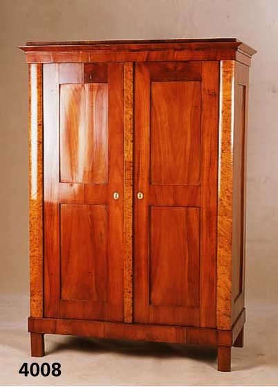 Schrank, deutsch, 2. Viertel 19. Jhd., Kirschholz massiv, Kirschholzfurnier, Schlag- leiste und seitliche Lisenen in Birkewurzel, zwei ...