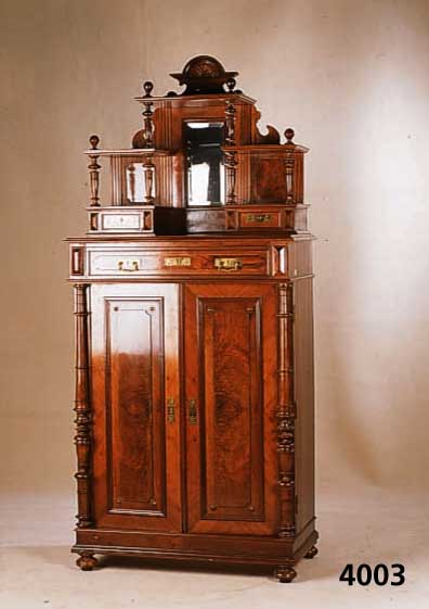 Vertiko, deutsch, um 1890, Korpus Weichholz, Wurzelnuß gespiegelt, original BeschlÄge, Spiegelglas facettiert, reiche Drechselarbeit, unten ...