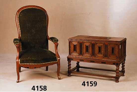 Stollentruhe, Flandern, teilweise aus alten Teilen zusammengebaut, Oberteil aus dem 17. Jhd., Stollenteil um 1880/90, sogenanntes Kissenmuster, ...