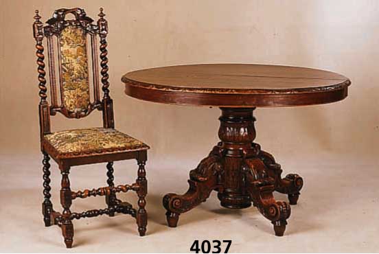 Tisch mit 4 StÜhlen, Flandern, um 1880/1900, Eiche massiv, reiche Drechselarbeit, reiche Schnitzerei, naturalistische Verzierung, reiche ...