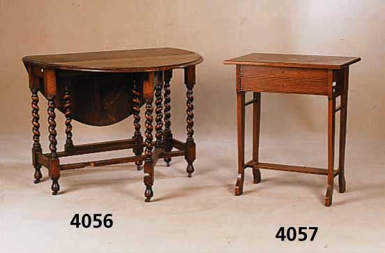 Klapptisch, England, um 1890/1900, Eiche massiv, seitlich ausklappbar, gedrechselte Beine, min. OberflÄchenschÄden, wohnfertig, ca. 77x101x47 cm