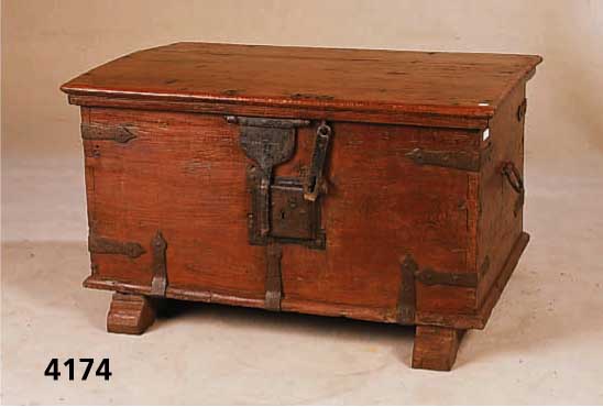 Linnen- bzw. Dokumententruhe, wohl Hessen, um 1800/20, Eiche, EisenbÄnderung, Schloß mit schwerem Klappverschluß, auf GÄrung geschnit- ten, ...