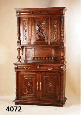 Aufsatzschrank, Frankreich, um 1880, Eiche, reich verziert, Schnitzereien aus dem Voll- holz, Flachschnitzereien, Mittelteil Darstel- lung ...