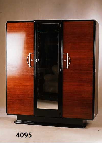 ArtDeco-Schrank, Frankreich, um 1930, Rio- palisander, gespiegelt furniert, z.T. schwarz abgesetzt, 3-tÜrig, MitteltÜr mit Spiegel, 5 ...