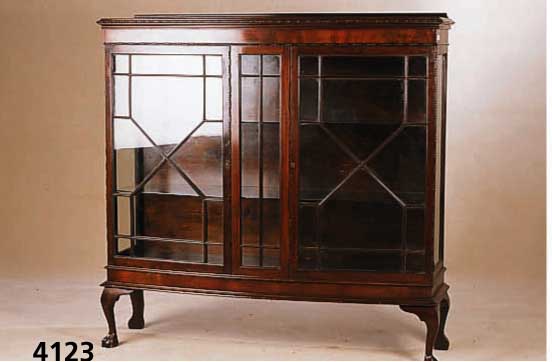 Vitrine, England, um 1920/25, Sheratonstil, Korpus Mahagoni und Weichholz, Mahagonifurnier , KlauenfÜße, Leisten z.T. mit Perlmuttschnitz erei, ...