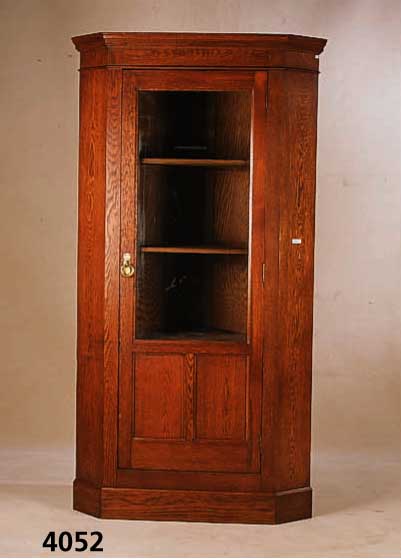Eckschrank, deutsch, um 1900/05, Eiche massiv und Weichholz, sparsame Leistenverzierung, EinlegebÖden z.T. sekundÄr, Kugelschloß, sehr ...
