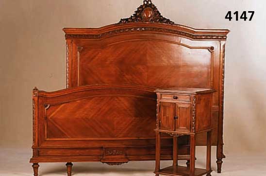 Bett mit NachtschrÄnkchen, Frankreich um 1890/ 1900, Korpus Eiche, Weichholz und Nußbaum, Nußbaumfurnier, Schnitzereien aus dem Vollholz , ...