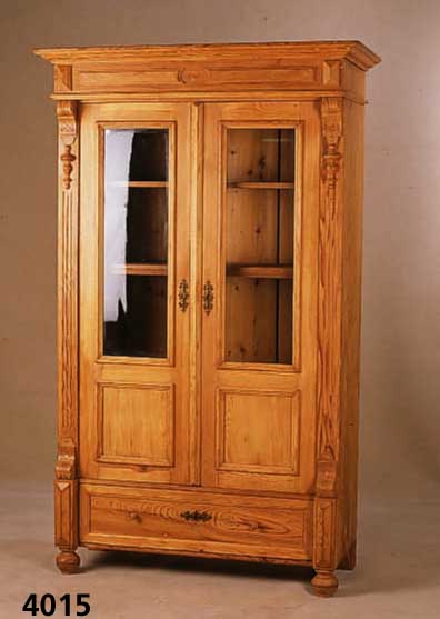 Weichholzschrank, deutsch, um 1900, Zierbel- kiefer, glatte Lisenen, aufgesezte Veluten, geschnitzt, BeschlÄge aus der Zeit, abgelaugt, z.T. roh ...