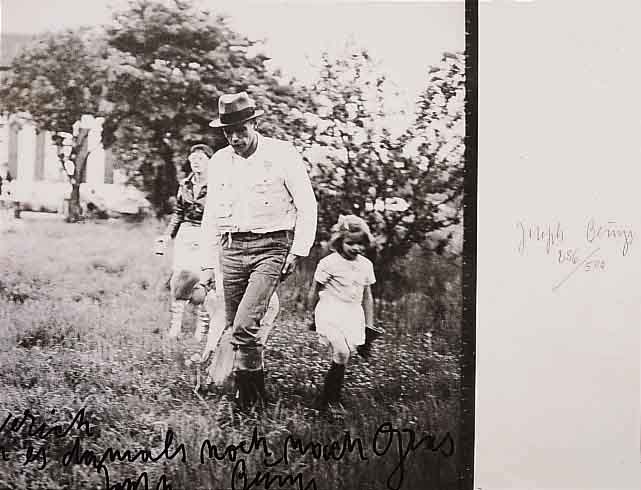 Beuys, Joseph, 1921 - 1986, Offset, handsign. u. num. 286/500, ca. 37x49 cm, PP (nicht passend) u.Gl., R.