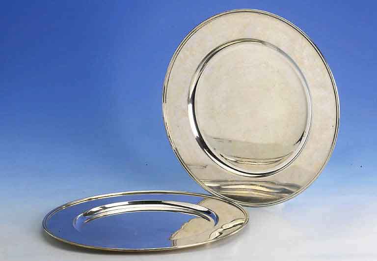 Set: 2 Platzteller, 925er Silber, Gew. total ca. 975 g, D. ca. 32.6 cm, glatte Form, Gebr.-sp.