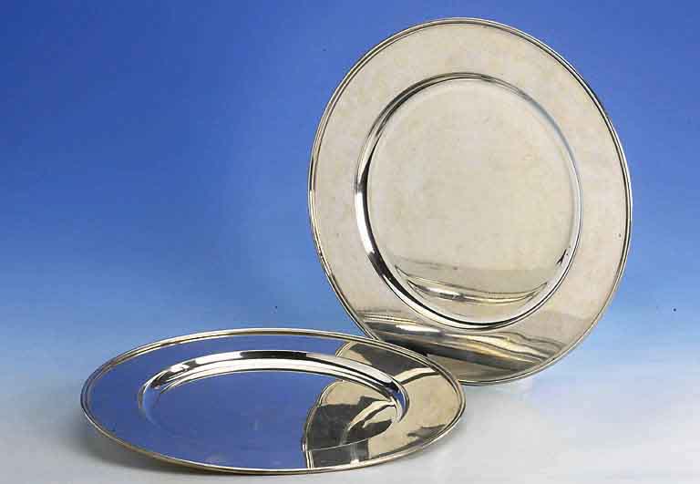 Set: 2 Platzteller, 925er Silber, Gew. insgesamt ca. 975 g, D. ca. 32.6 cm, glatte Form, Gebr.-sp.
