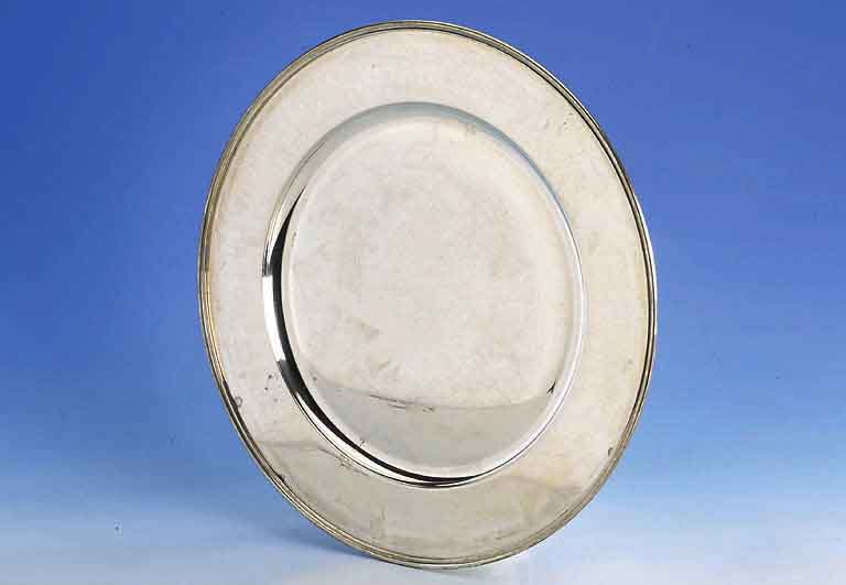 Set: 2 Platzteller, 925er Silber, Gew. to- tal ca. 975 g, 6-fach gekerbt, D. ca. 32.6 cm, glatte Form, Gebr.-sp.