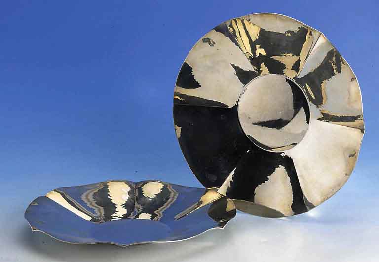 Set: 2 Platz- bzw. Anbietteller, 925er Silber, Gew. ca. 692 g, D. ca. 26 cm, stilisiete BlÜtenform, Gebr.-sp.