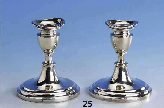 Kerzenleuchterpaar, 830er Silber, Kopenhagen, 1951, Meistermarke Wivo unged., Fuß ge- fÜllt, seitl. Widmungsgravur 1951, H ca. 12 cm kleine ...