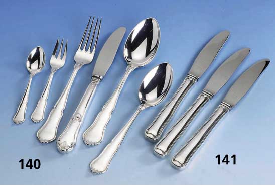 8 Messer, Georg Jensen, 925er Silber, Modell ca. 30er Jahre, stil. Fadenmuster, Griffe gefÜllt, Stahlklingen, L. ca. 22 cm