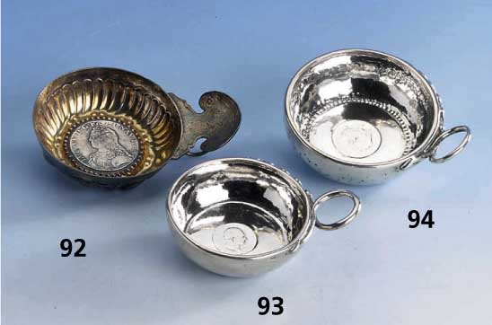 Branntweinschale, Paris um 1830, Silber, im Boden eingelassene MÜnze von 1825, Mei- stermarke unged., reine Treibarbeit, H ca. 3 cm, D. ca. 7.5 ...