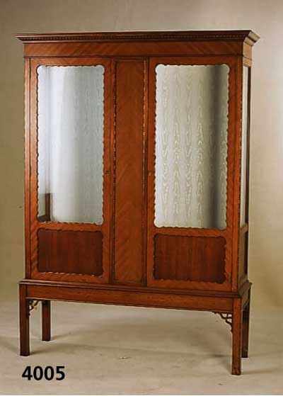 Vitrine, England, um 1930, leicht ostasiati- scher Einfluß, BrezelfÜllungen im Stil von 1835/40, Pyramidenmahagoni gespiegelt, Perl- ...