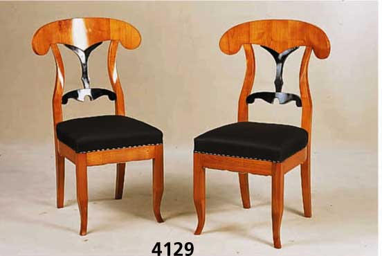 4 StÜhle, Wiener Biedermeierstil, sogenannte SchaufelstÜhle, Kirsche massiv, nach dem Vorbild von 1820/30, z.T. schwarz gelackt, Nesselbezug, ...