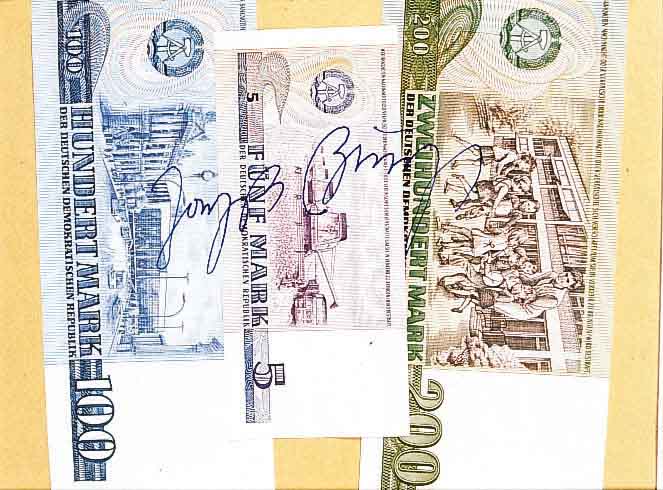 Beuys, Joseph, 1921 - 1986, Wirtschaftswert, DDR-Geldschein-Objekt, handsignirt, ca. 15 x 16 cm, u.Gl., R.