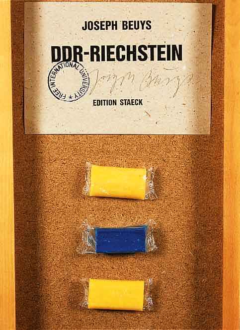 Beuys, Joseph, 1921-1986, DDR-Riechstein-Objekt, Edition Staeck, gestempelt Free International University, handsigniert, ca. 44 x 20 cm, im ...