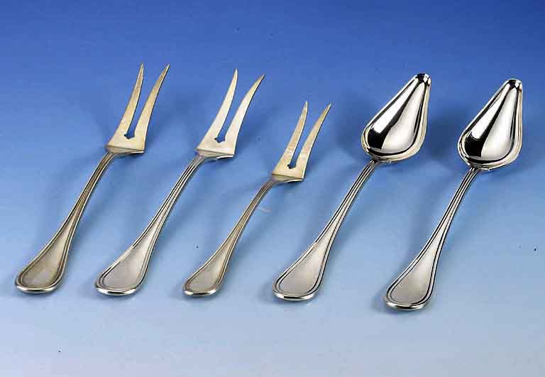 Set Vorlegteile, 925er Silber, Neufadenmuster, bestehend aus: 3 gr. und 2 kl. Fleischga- bel, 2 VorlegelÖffel, Gew. ca. 660 g