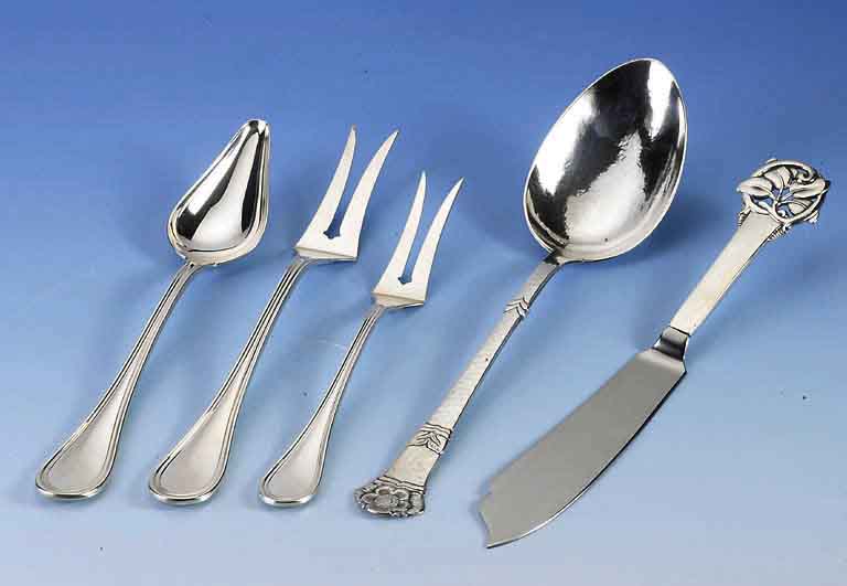 Set Vorlegebesteck, 925er Silber, Muster Neufaden, bestehend aus 2 VorlegelÖffel, 1 kl. und 2 gr. Fleischgabeln, Gew. total ca. 430 g