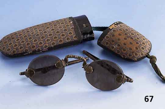 Sonnenbrille, China 19. Jh., GlÄser aus dunklem Bergkristall, BronzebÜgel/Montierung m. Bambusdekor, in der Lit. Ähnlich abgebil- det, im ...
