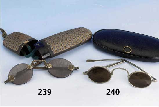 Sonnenbrille, China 19. Jh., GlÄser aus dunklem Bergkristall, BronzebÜgel/Montierung m. Bambusdekor, in der Lit. Ähnlich abgebil- et, im ...