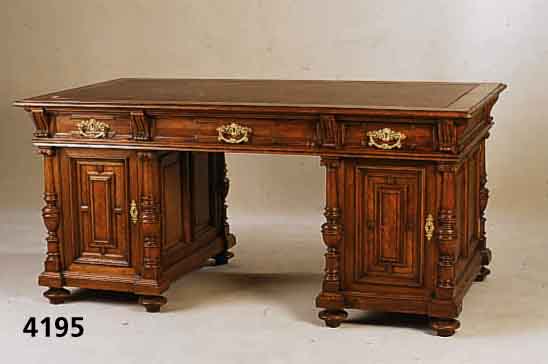 Schreibtisch, deutsch, 1890/1900, GrÜnder- zeit, Korpus Weichholz, Arbeitsteile Eiche massiv, Eichefurnier gespiegelt, Plattenbezug neu, Halb- ...