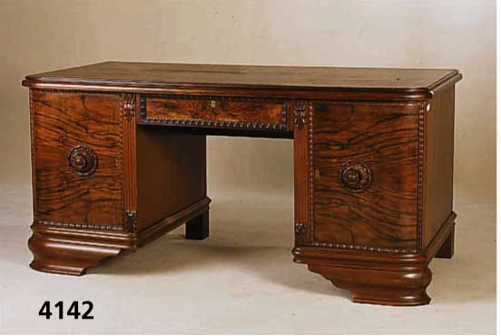Schreibtisch, deutsch, um 1935/40, Renais- sancestil, Korpus Weichholz, Leisten und FÜße Eiche massiv, Platte Eichefurnier, Front Kaukasisch ...