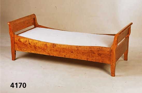Biedermeierbett, mitteldeutsch, um 1835/45, Korpus Weichholz, Wangen Birke massiv, restau- riert, neuer Rost, ca. 64x181x80 cm