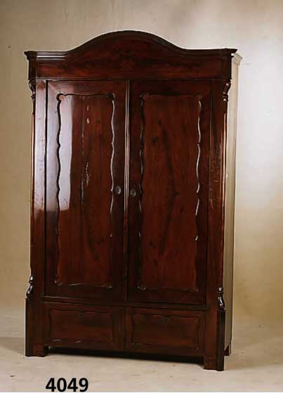 Kleiderschrank, deutsch, um 1835/45, Korpus Weichholz, Mahagonifurnier gespiegelt, Brezel- fÜllungen, leicht schwundrissig, restauriert, ...
